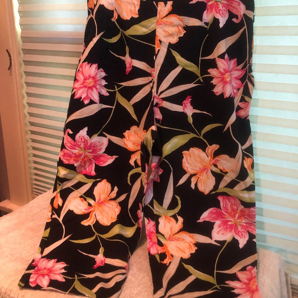 NWOT: Vibrant Briggs capris, size 16W